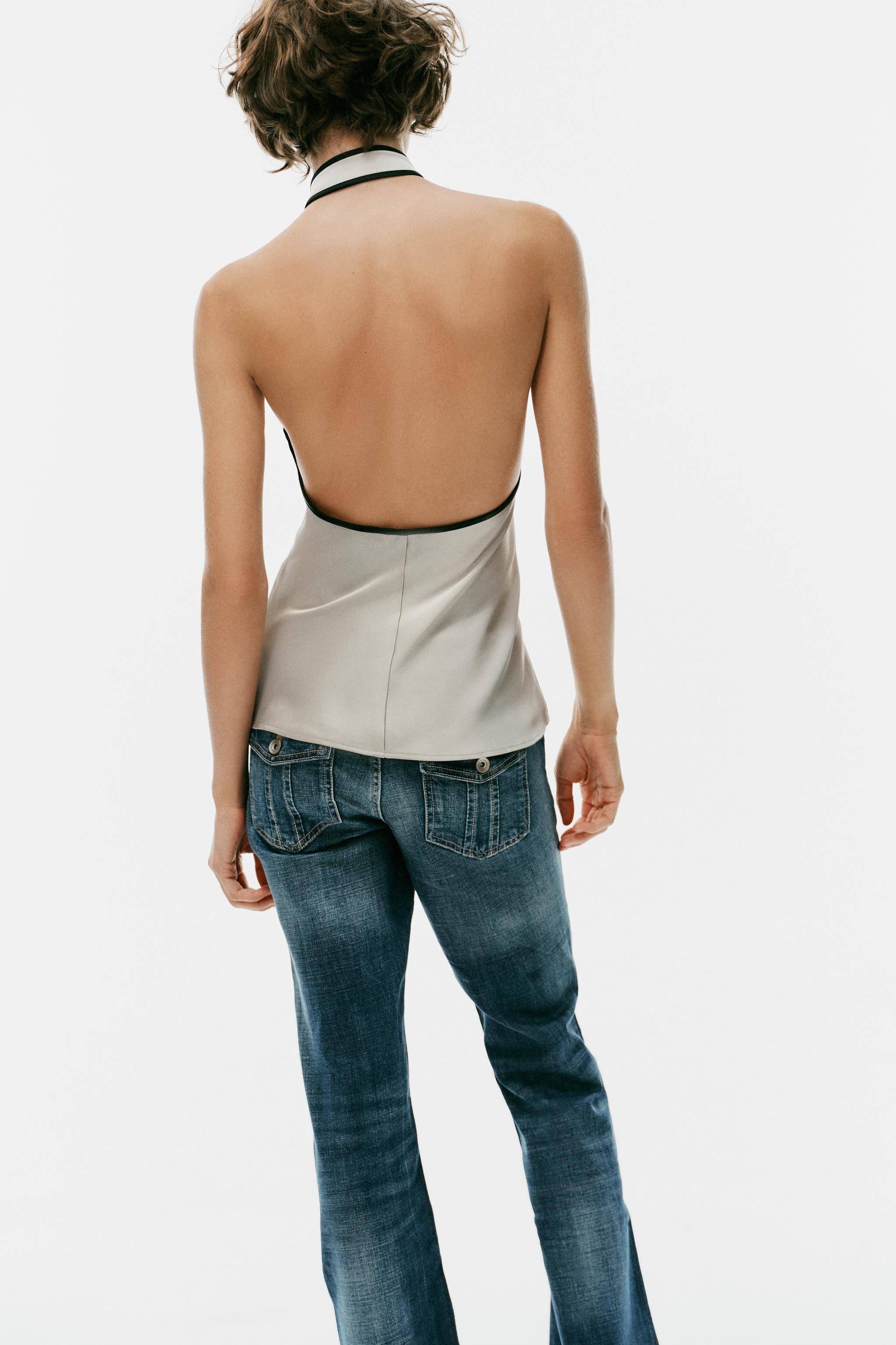 TOP SATINÉ HALTER À BRANDEBOURGS