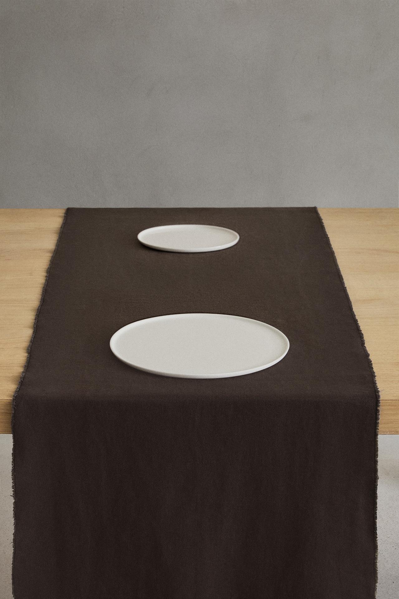 TABLE RUNNER 01 — Eggplant