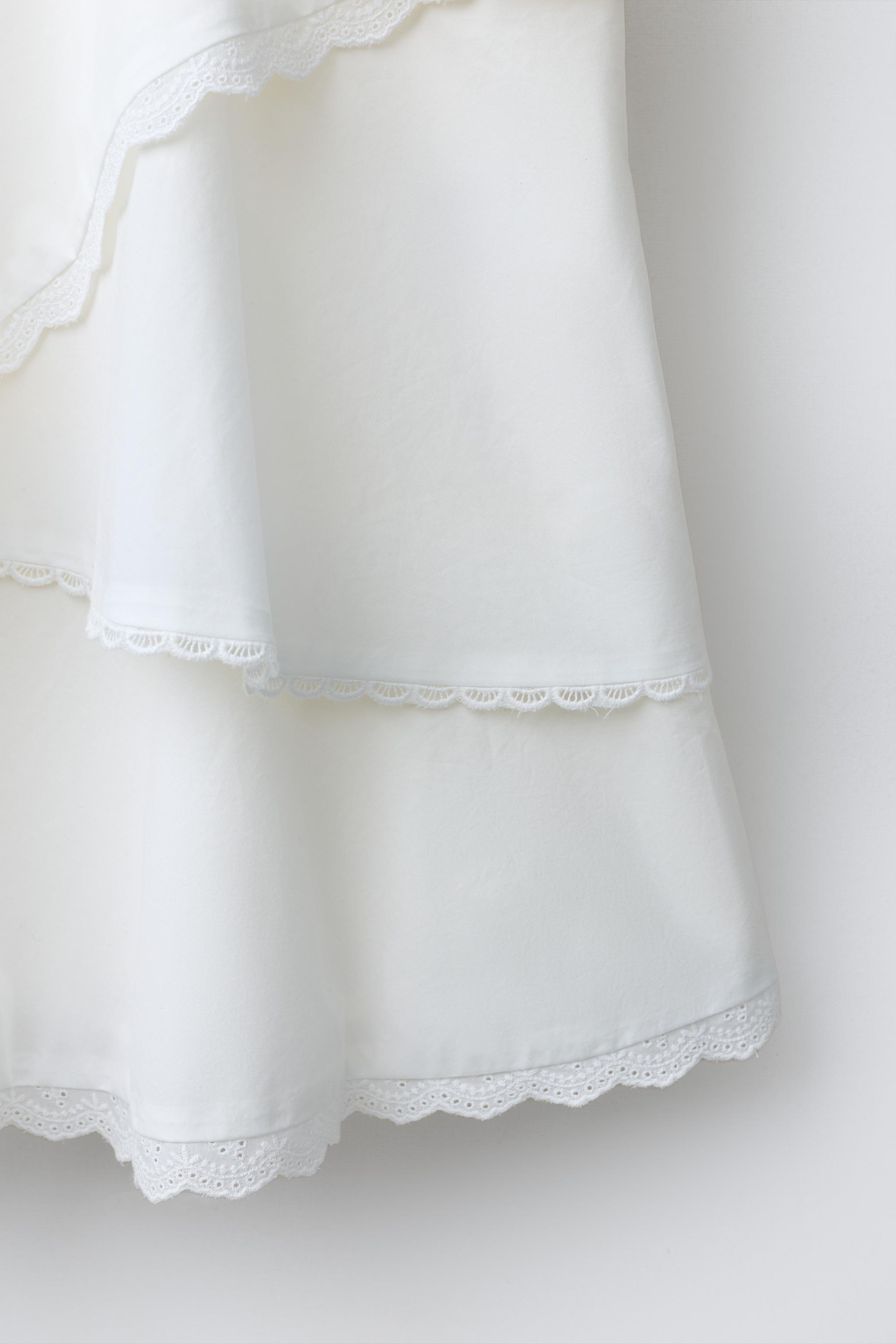 ROBE À CAPES ROMANTIQUE BRODÉE