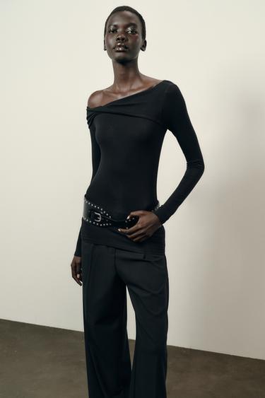 アシンメトリーネックトップスブラックZaraのアシンメトリーネックトップス - ブラック 