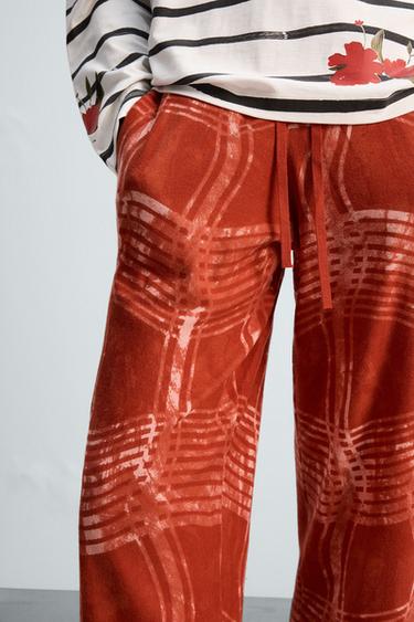 PANTALON EN MAILLE IMPRIMÉ GRAPHIQUE © OTIS KWAME KYE QUAICOE - Rouge de Zara - Image 4
