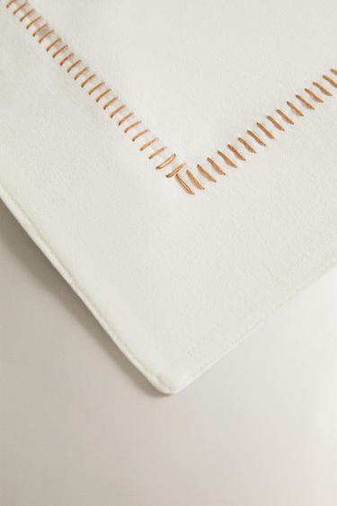 SET DE TABLE SURPIQÛRES CONTRASTANTES - Écru de Zara - Image 2