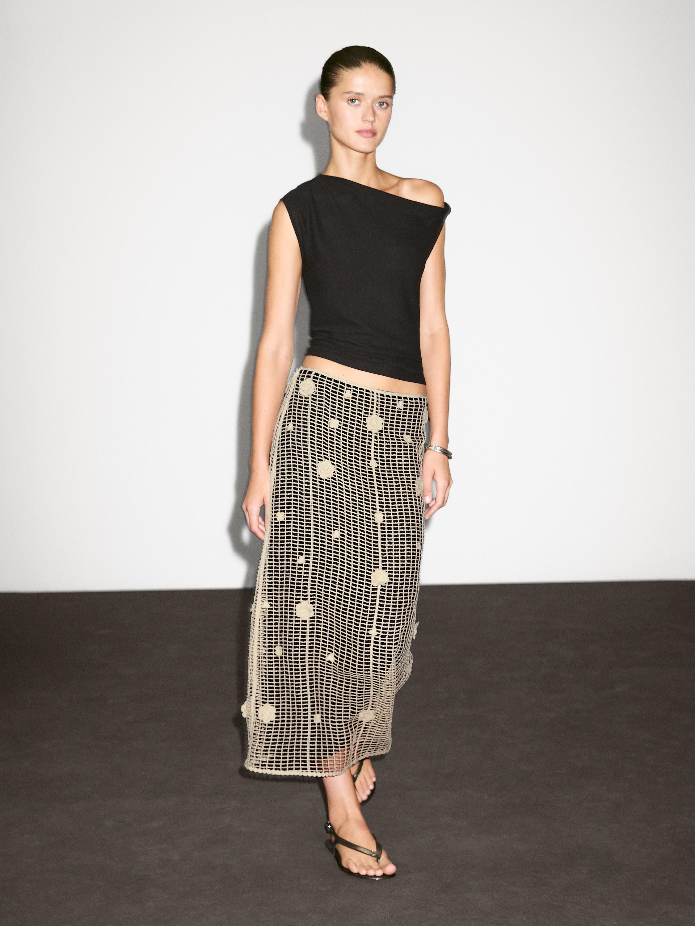 Jupe midi avec broderies florales