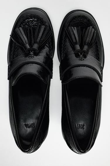 MOCASSINS À POMPONS EFFET VERNI - Noir de Zara - Image 5