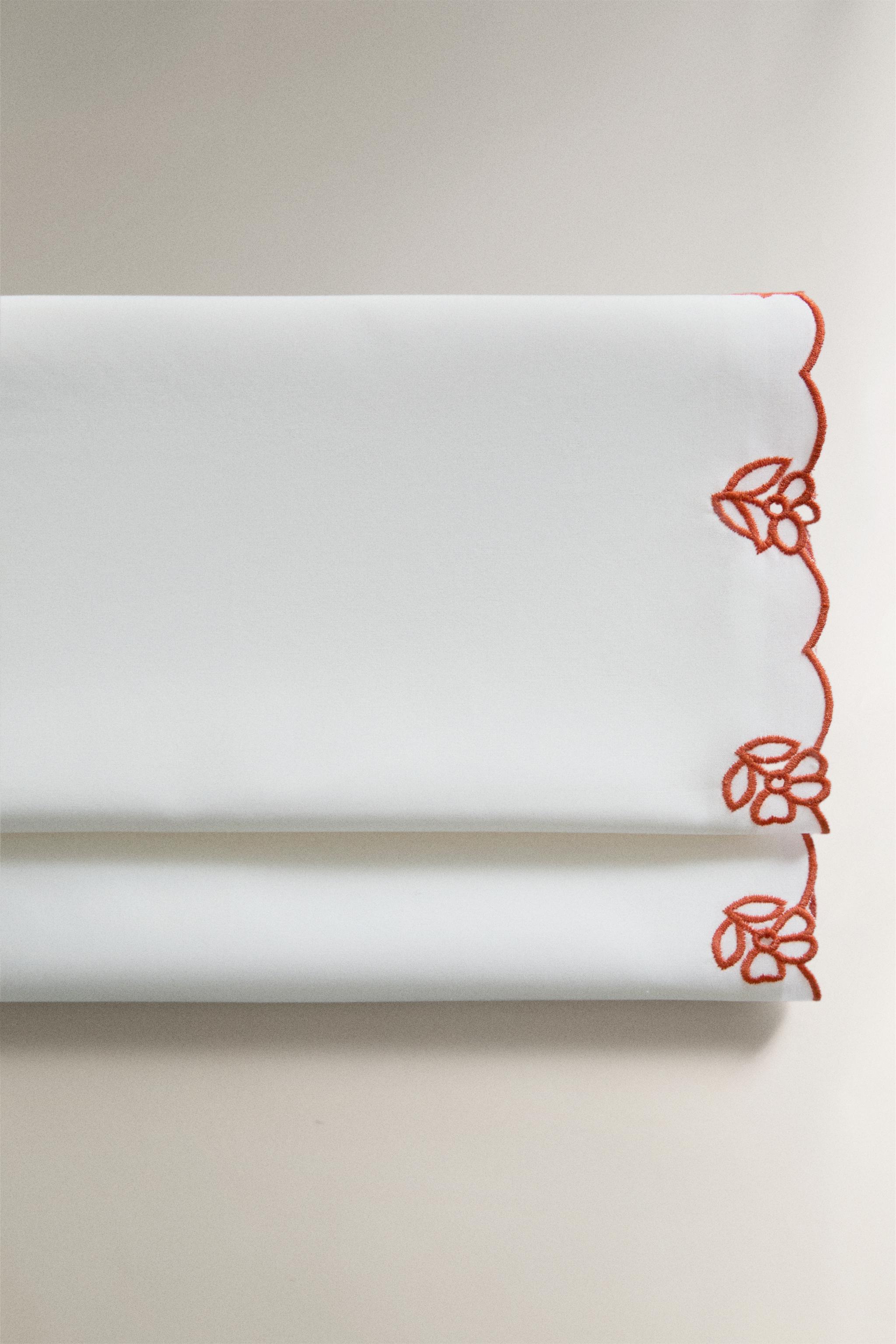 ENSEMBLE TAIE D’OREILLER ET DRAP DE DESSUS LIT BÉBÉ FLEURS BRODÉES