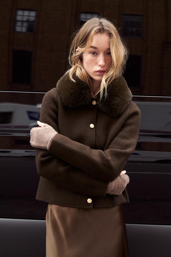 Sada tmav hnd bundy s lmcem s koeinovm efektem, dlouhmi rukvy a viditelnmi zlatmi knoflky.