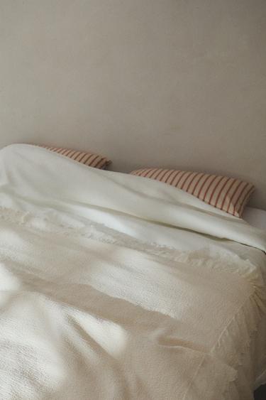 TEXTURED COTTON BEDSPREAD WITH EMBROIDERED RUFFLE TRIM - Ecru by Zara