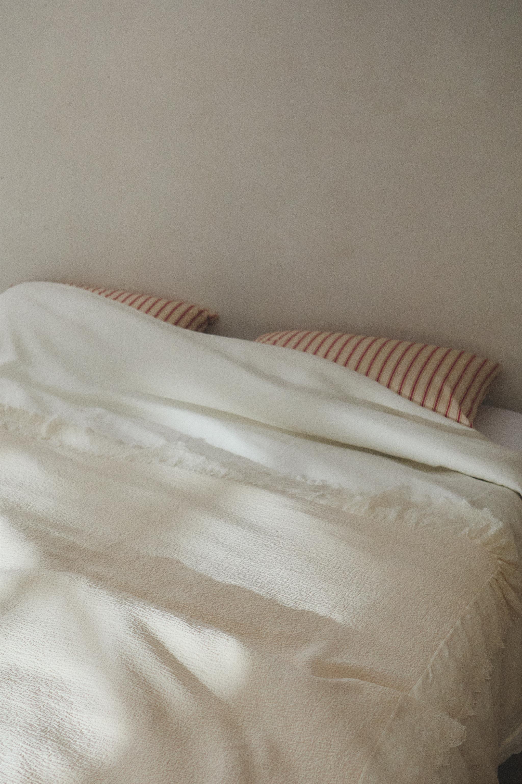 COTTON TEXTURED BEDSPREAD WITH EMBROIDERED RUFFLES