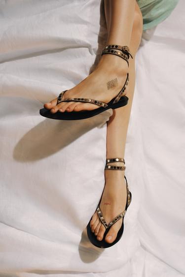 SANDALIA PIEL TACHAS - Beige de Zara