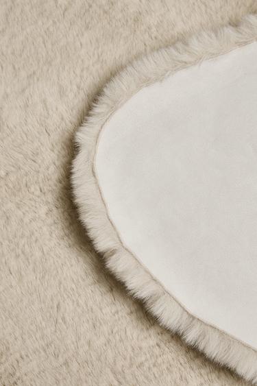 TAPIS FOURRURE IRRÉGULIER - Beige clair de Zara - Image 3