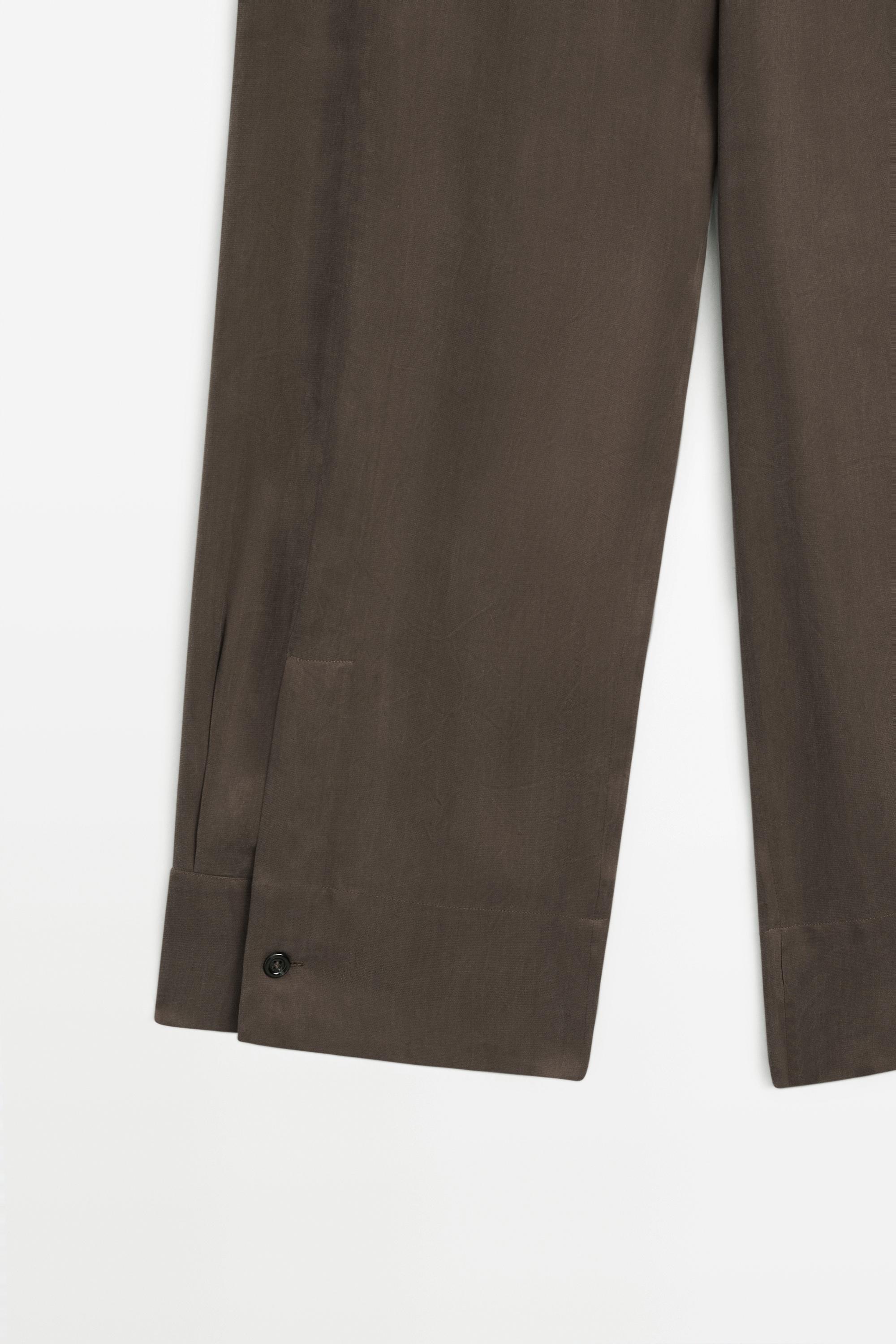 Total look flowing trousers with buttoned hems