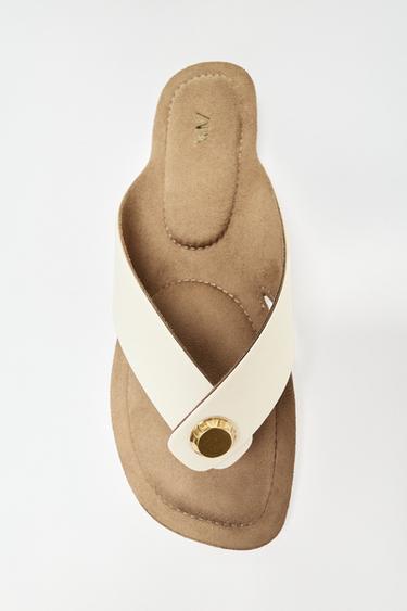 FLACHE SANDALE MIT METALLEDETAIL - Gebrochenes Weiß von Zara