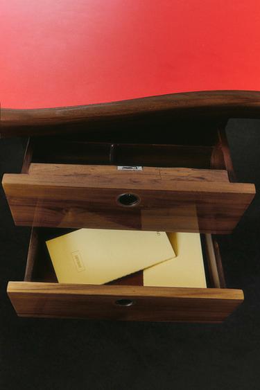 GLOSS TEAK WOOD DESK - Reds by Zara