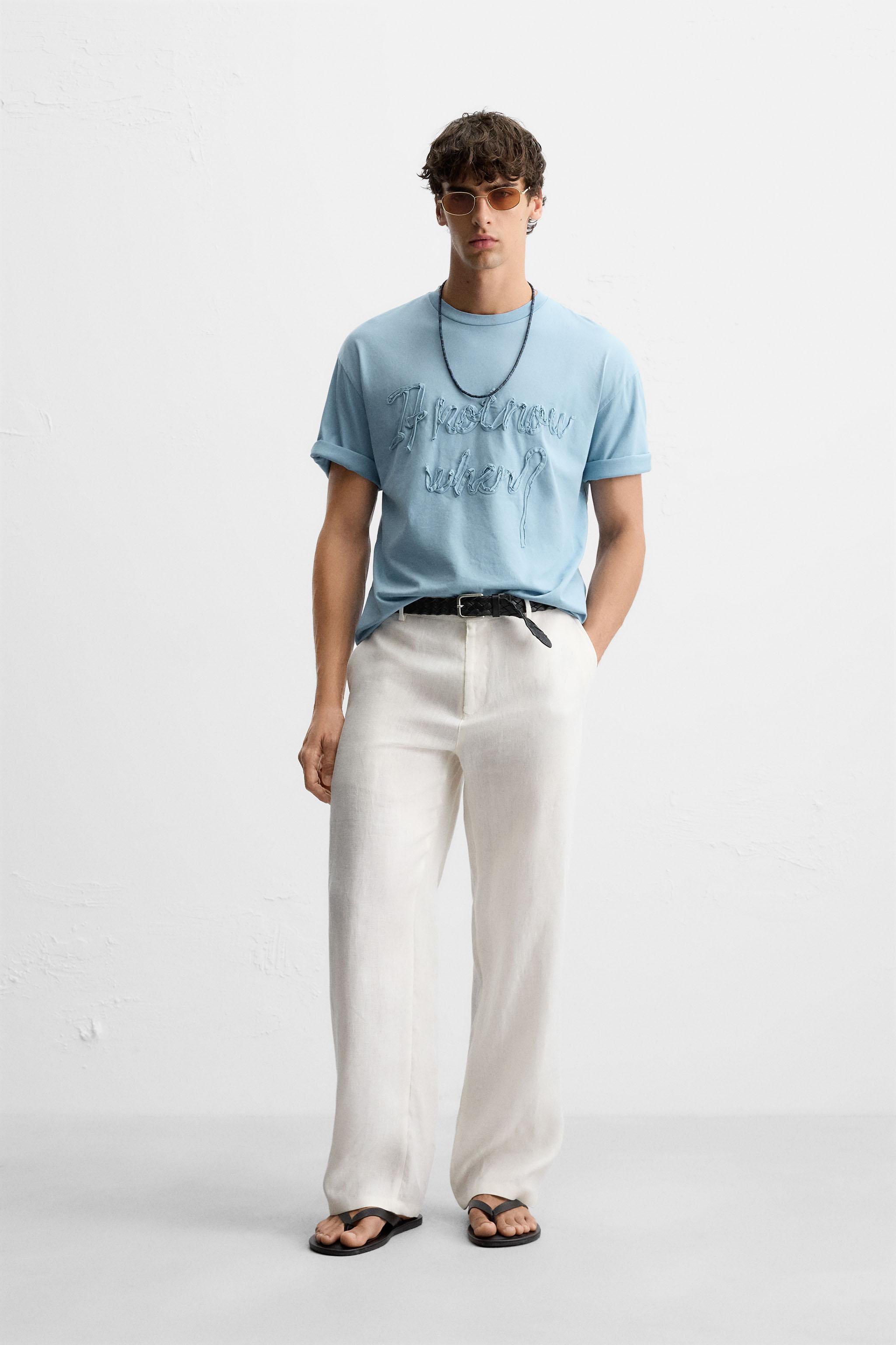 T-SHIRT AVEC INSCRIPTION EN RELIEF