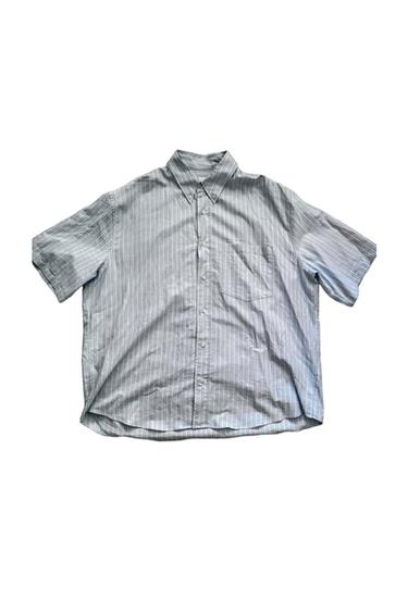 COLLARED STRIPED BUTTON UP