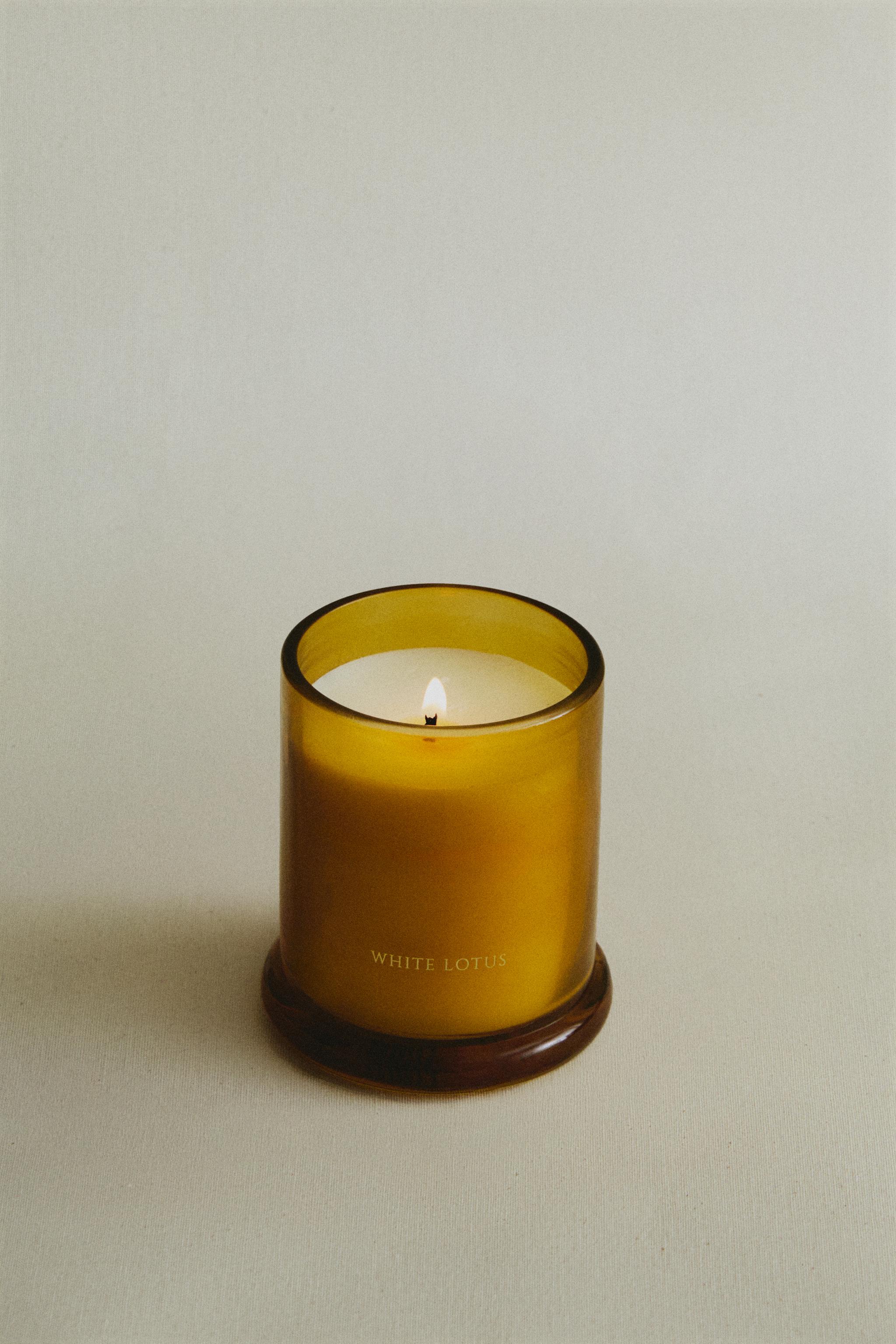 (150 G) WHITE LOTUS SCENTED CANDLE — Intense red