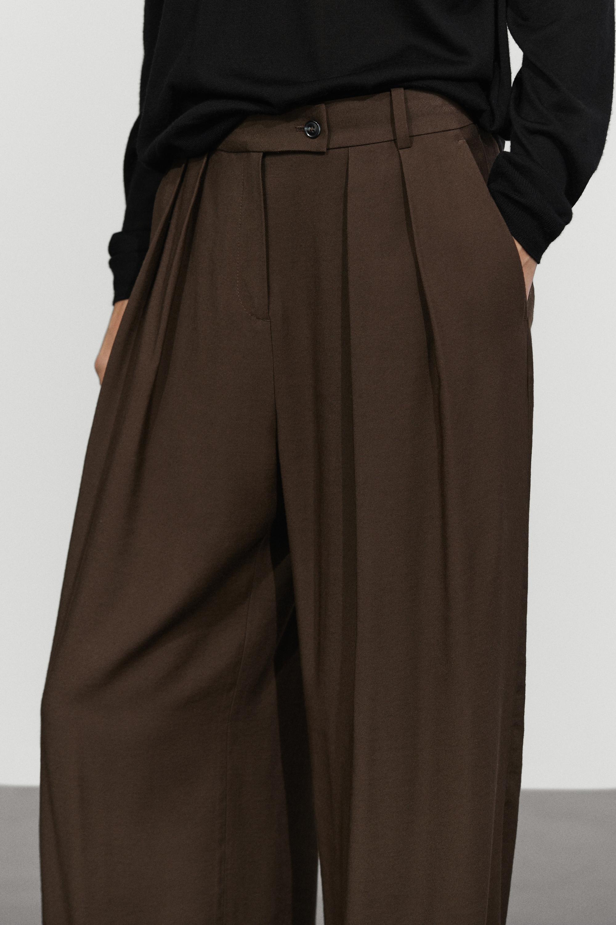 Wide-leg pants with pleats