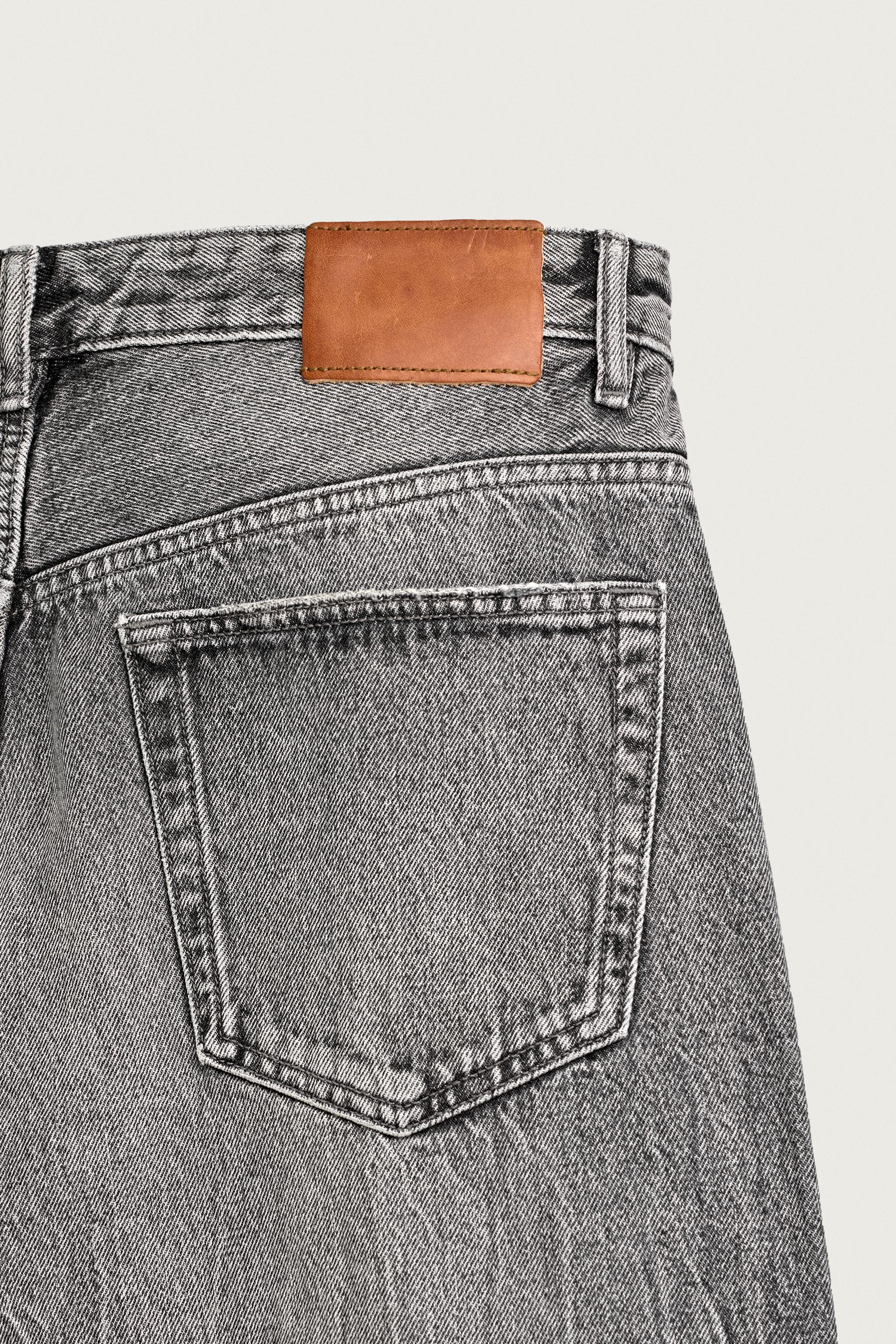 LOOSE-FIT JEANS