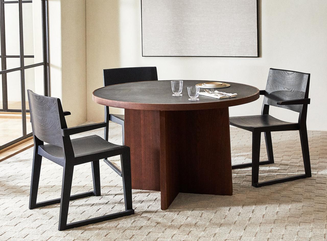 TABLE 03 — Black / Brown