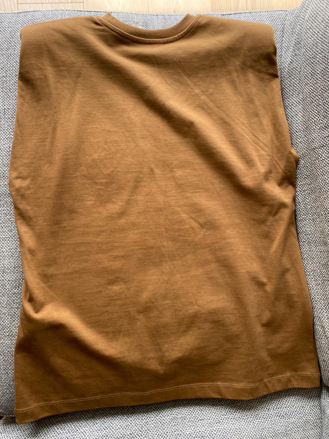TOP WITH PADDED SHOULDERS AND LABEL - Image 8