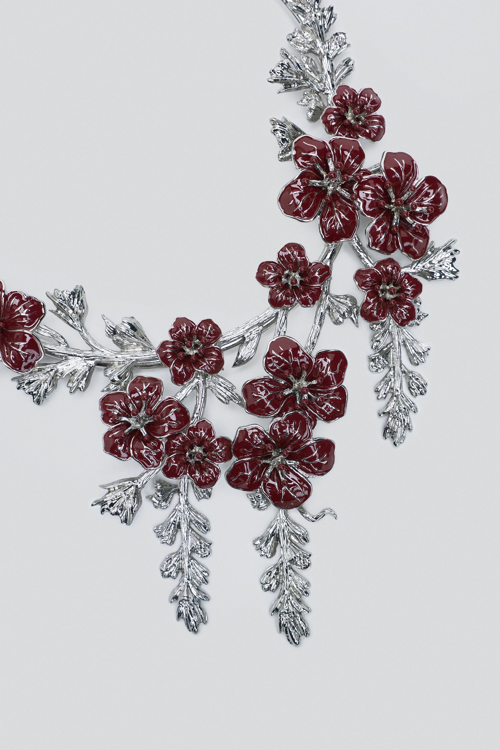 METAL CHOKER WITH EMBOSSED FLOWERS