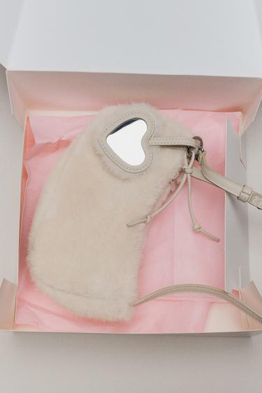 حقيبة كتف فرو بتعليقة - أبيض صدفي الخاص بـ Zara