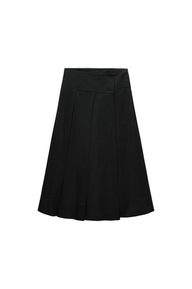 Black pleated skirt with high waist and side closure, on a white background.