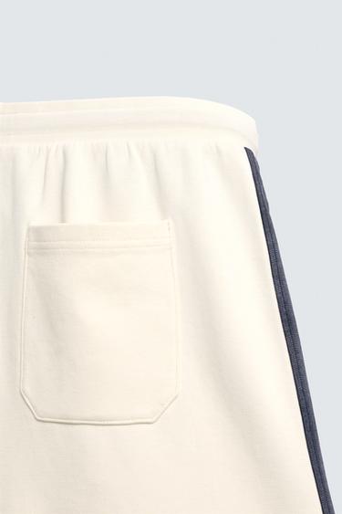 BERMUDA JOGGING BANDES CONTRASTÉES - Blanc cassé de Zara - Image 9