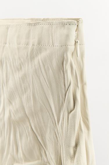 SHORT EN CUIR 100 % À EFFET PLISSÉ - Blanc cassé de Zara - Image 5