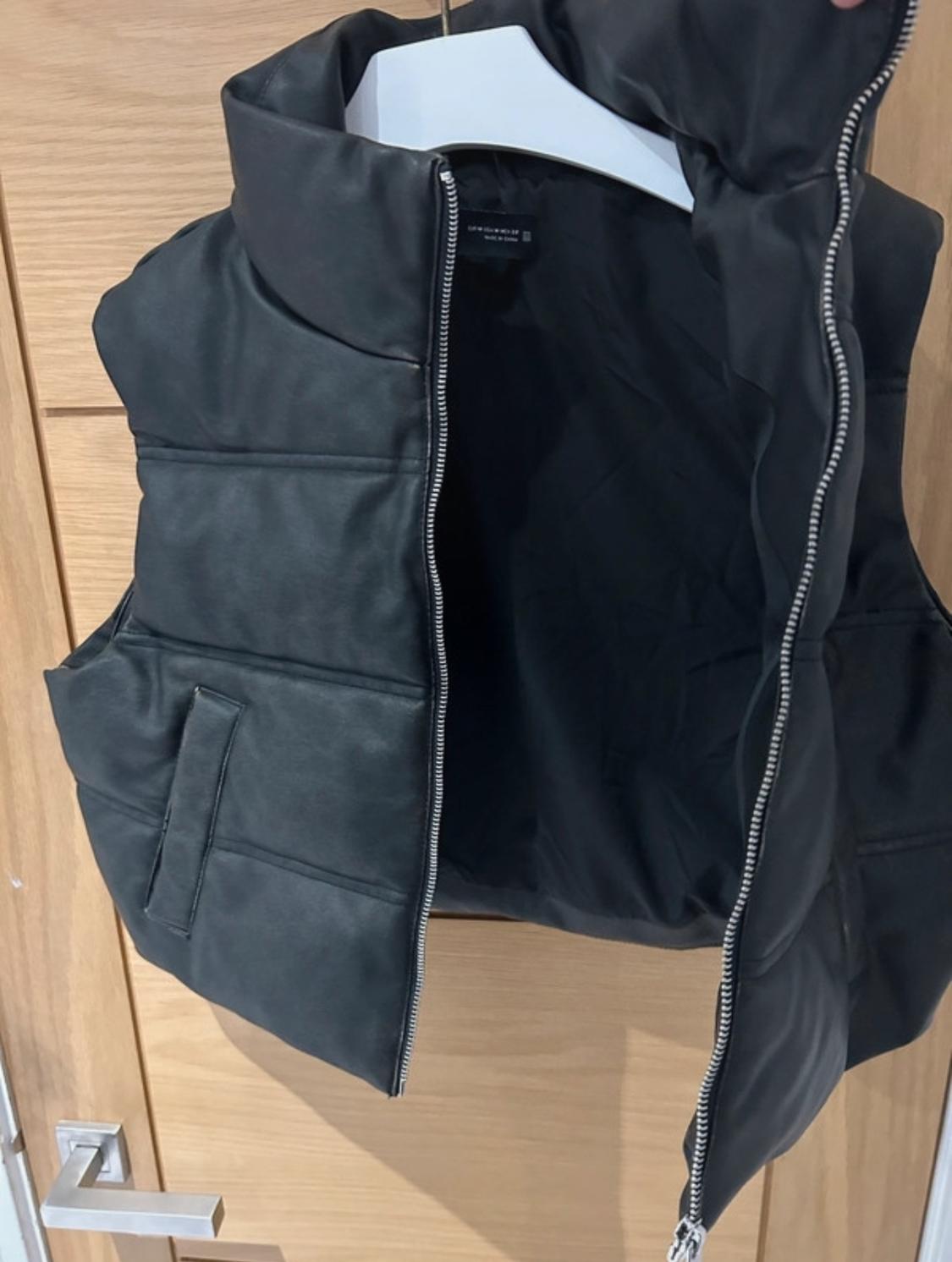 LEATHER EFFECT SHORT PUFFER GILET - Image 4