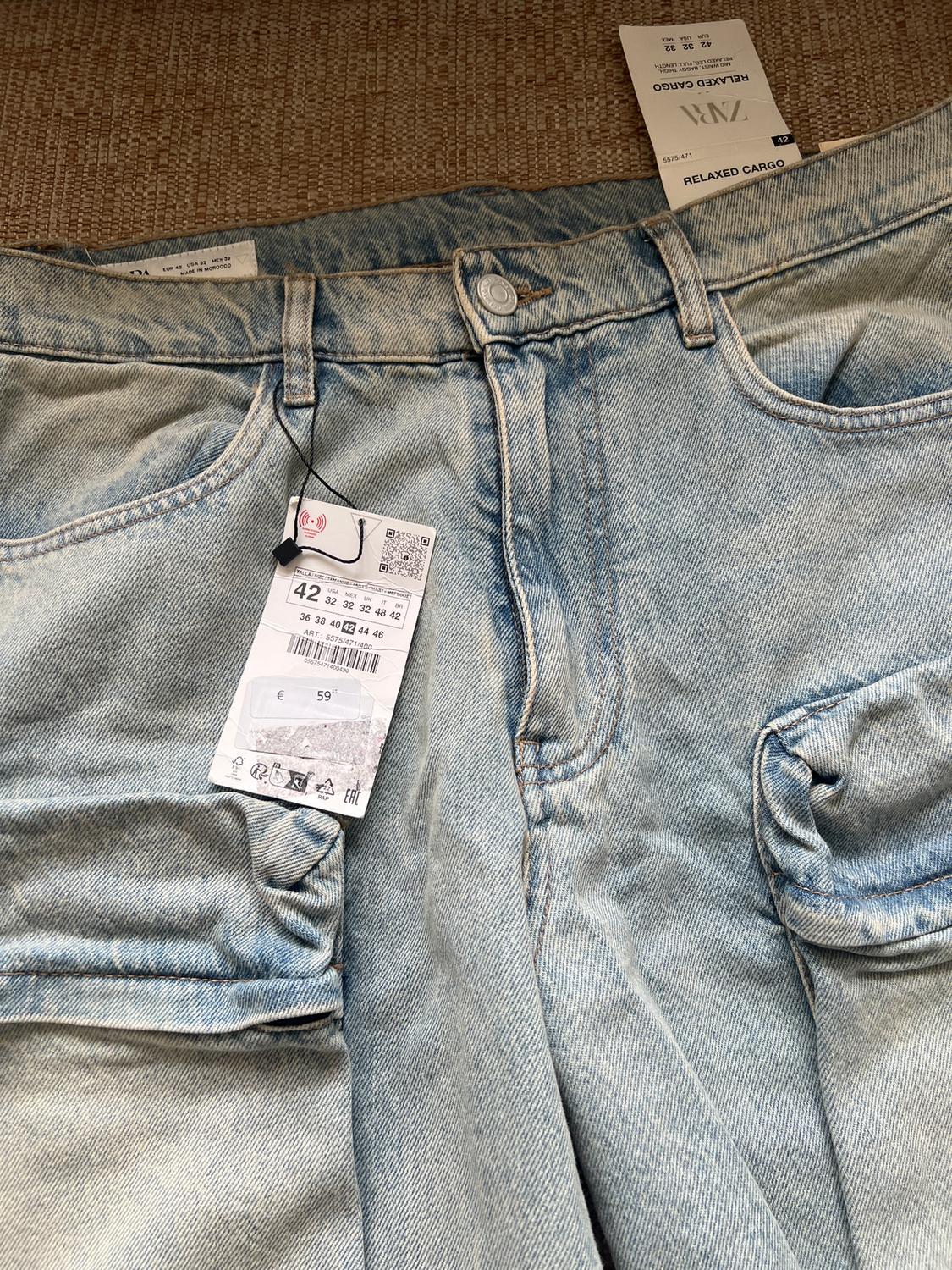 Light blue jeans with a €59 price tag. Large pockets and a visible "RELAXED CARGO" label at the top.