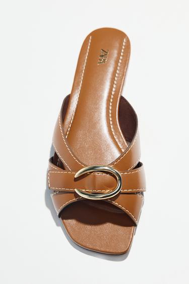 SANDALIA CRUZADA DETALLE METÁLICO - Marrón de Zara