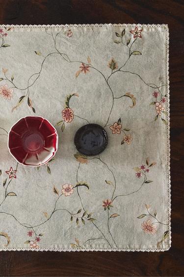 FLORAL PRINT TABLE RUNNER WITH LACE TRIM - Greenish by Zara