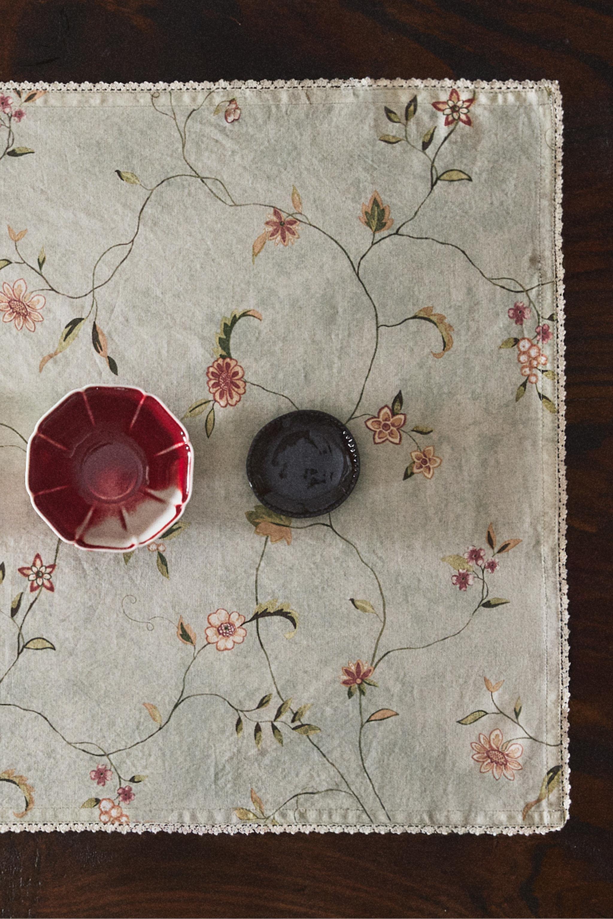 CHEMIN DE TABLE IMPRIMÉ FLEURI ET DENTELLE