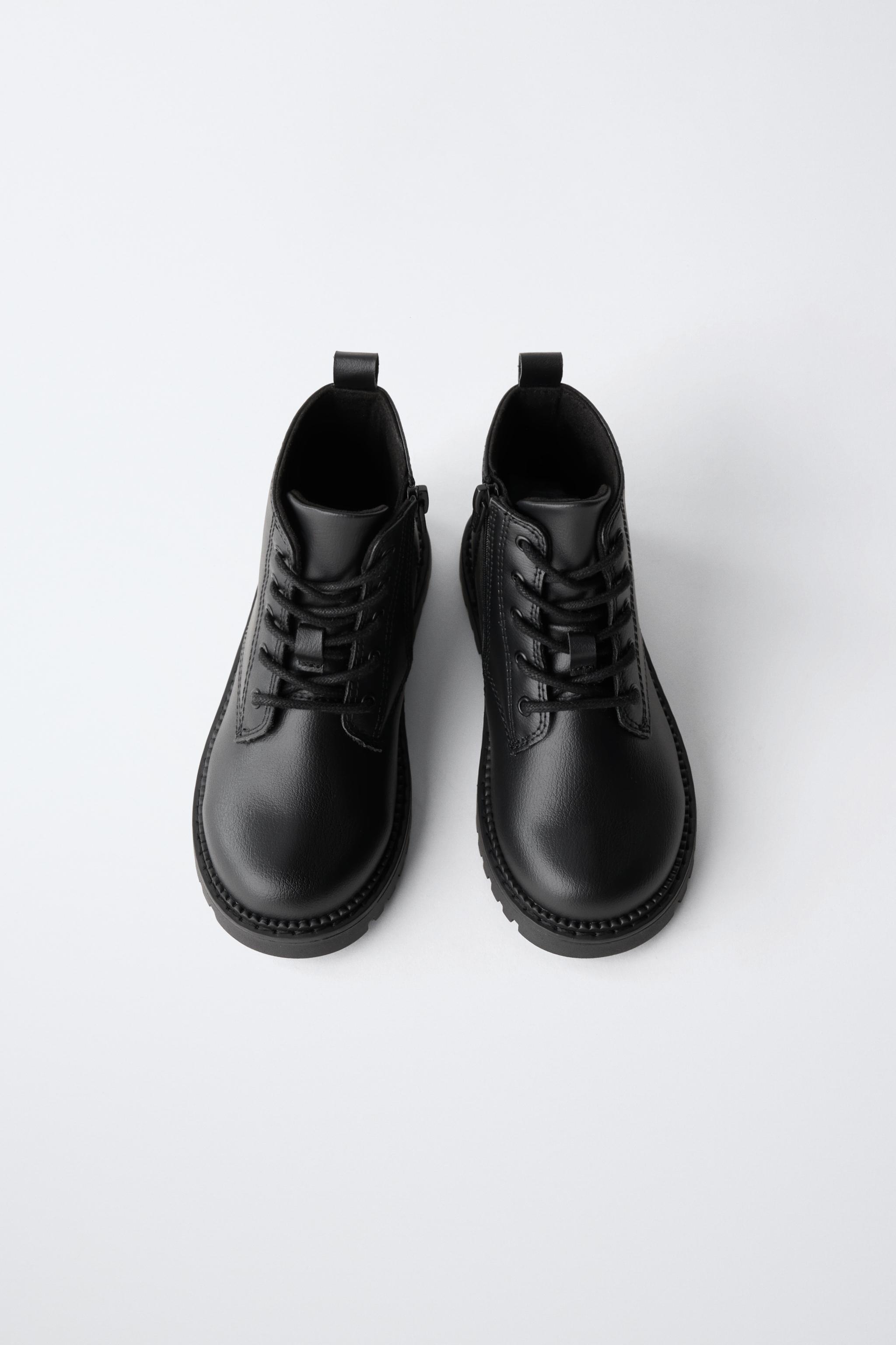 BOTTINES À LACETS