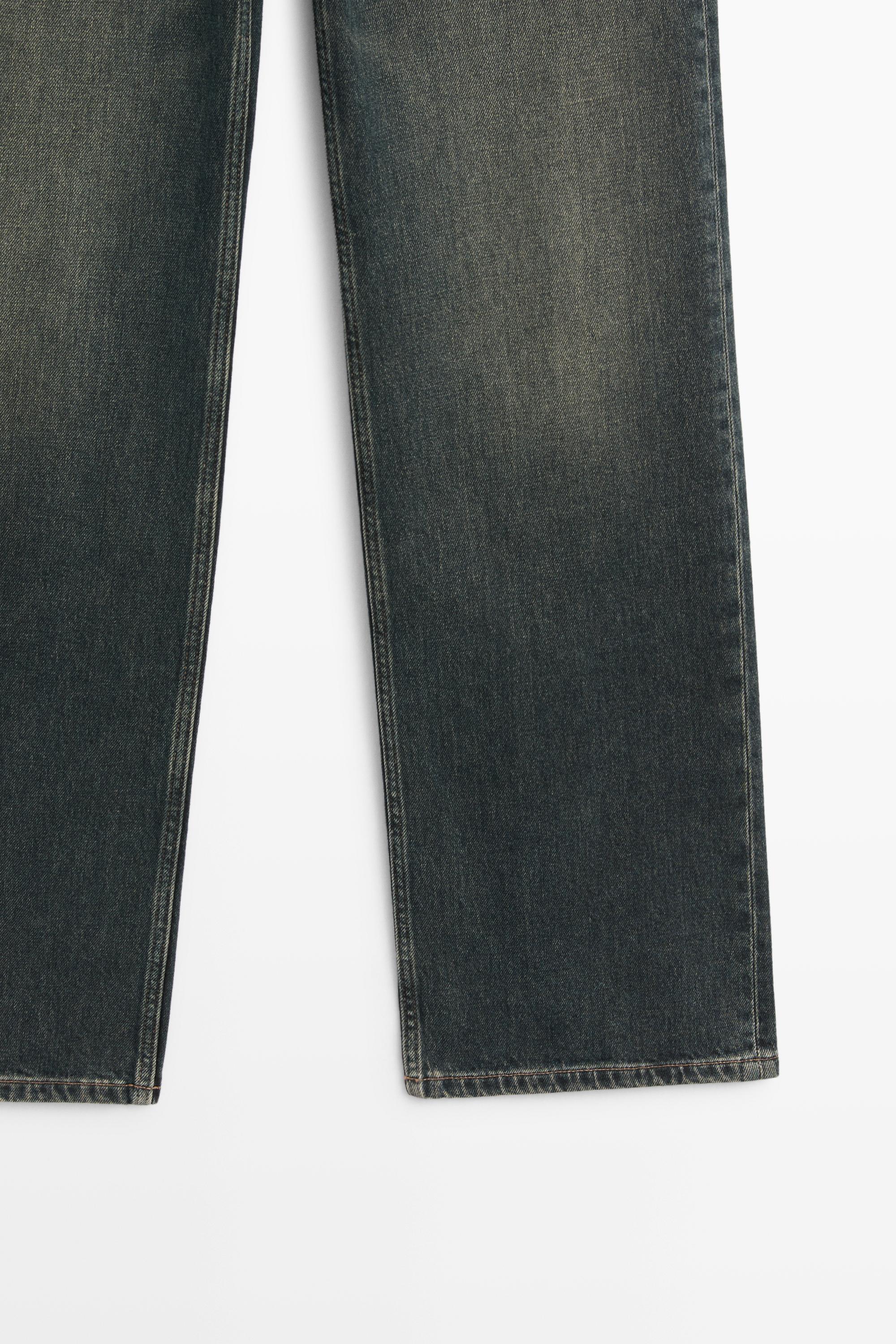 Low-rise straight-leg jeans total look