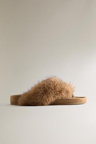 SANDALIA THONG EFECTO PELO - Marrón Camel de Zara