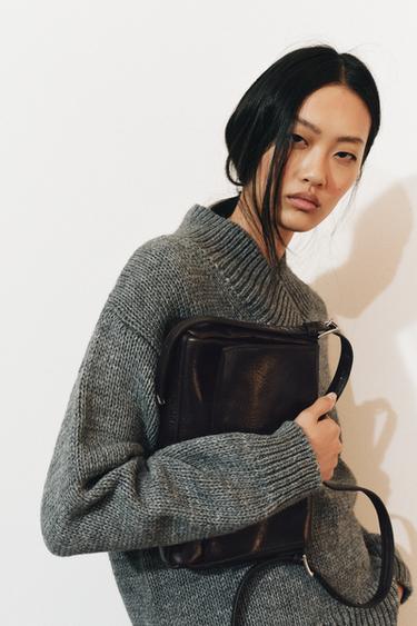 حقيبة جلدية بقلاب - بني الخاص بـ Zara