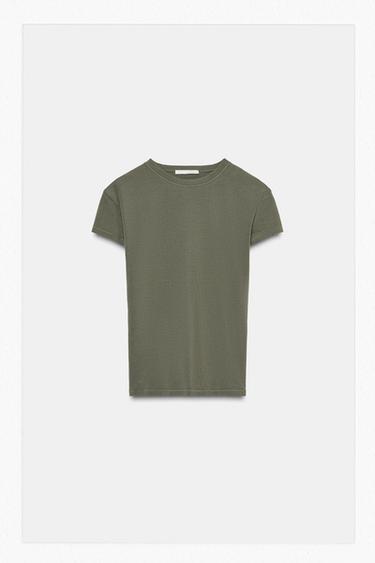 CAMISETA ENTALLADA MANGA CORTA - Khaki de Zara