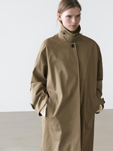 Gabardina trench oversize forro cuadros - Khaki de Zara