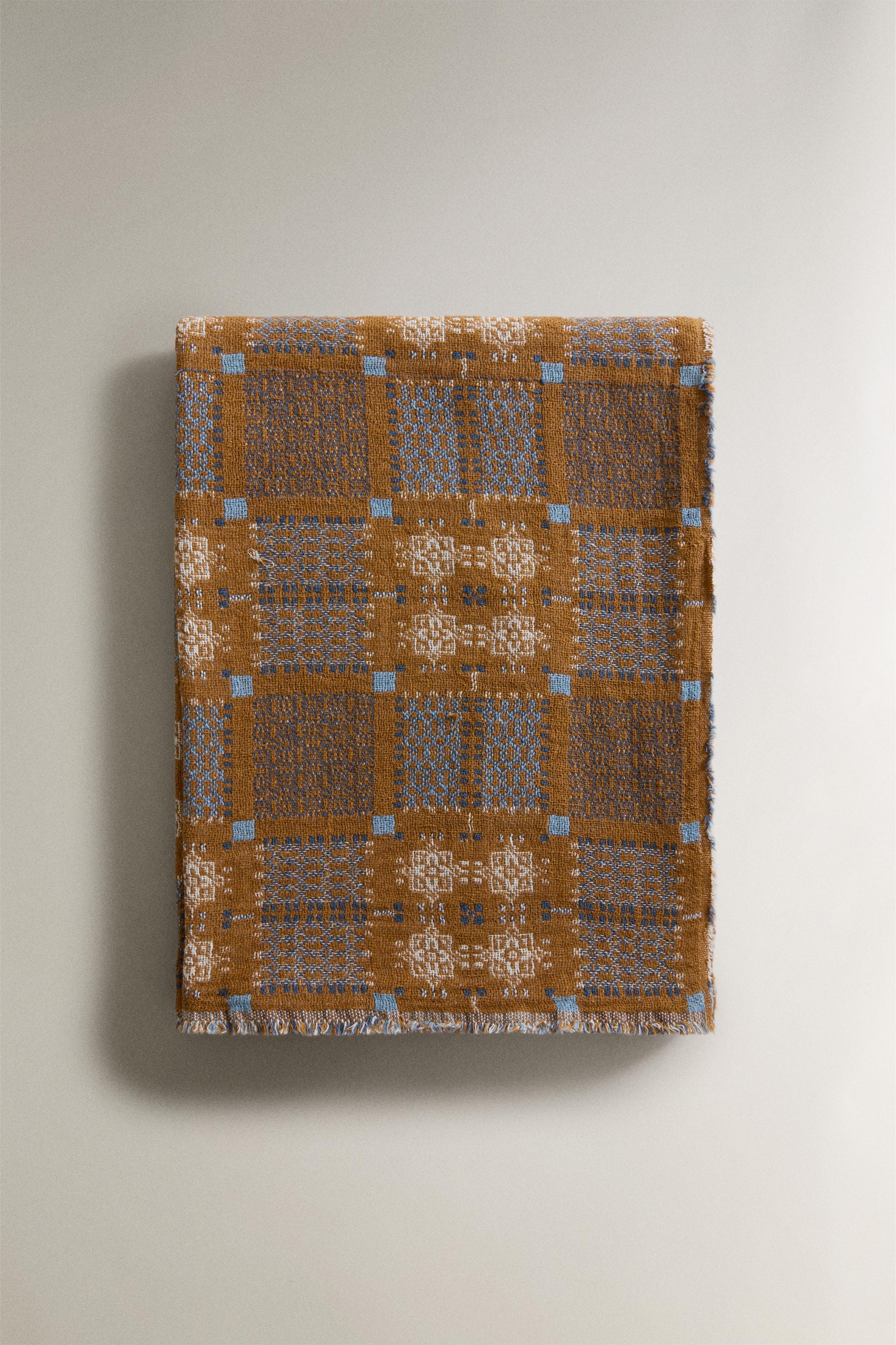 GEOMETRIC DESIGN BLANKET — Brown