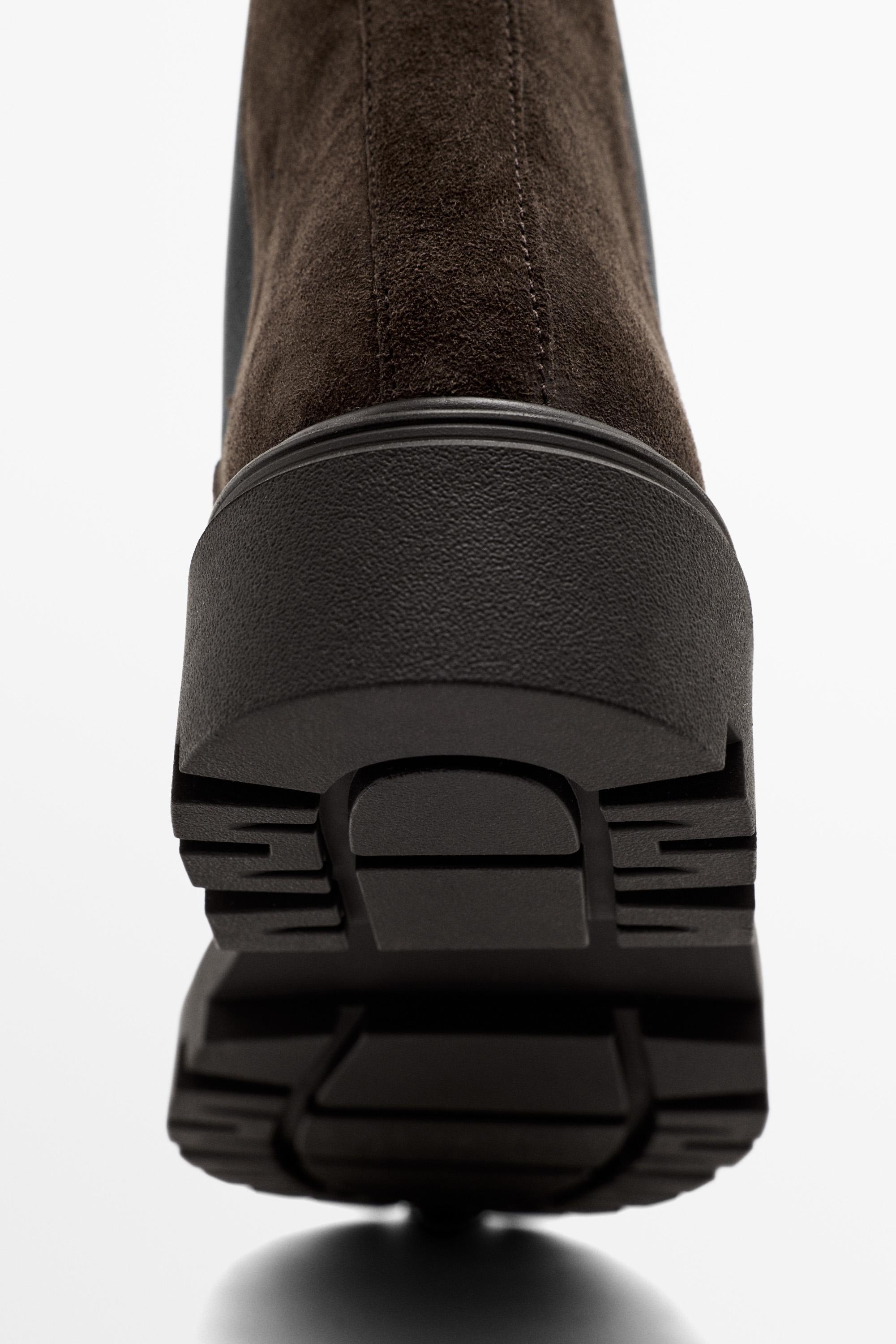 Flat Chelsea boots with track sole