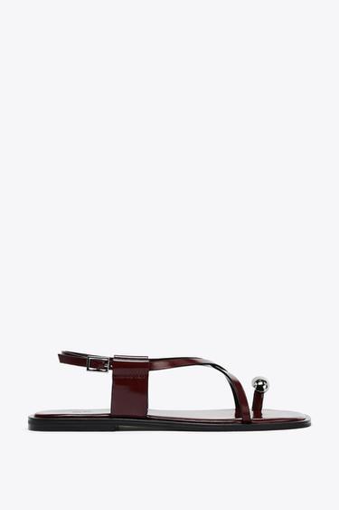 SANDALIA PLANA TIRAS ADORNO METÁLICO - Rojo Burdeos de Zara