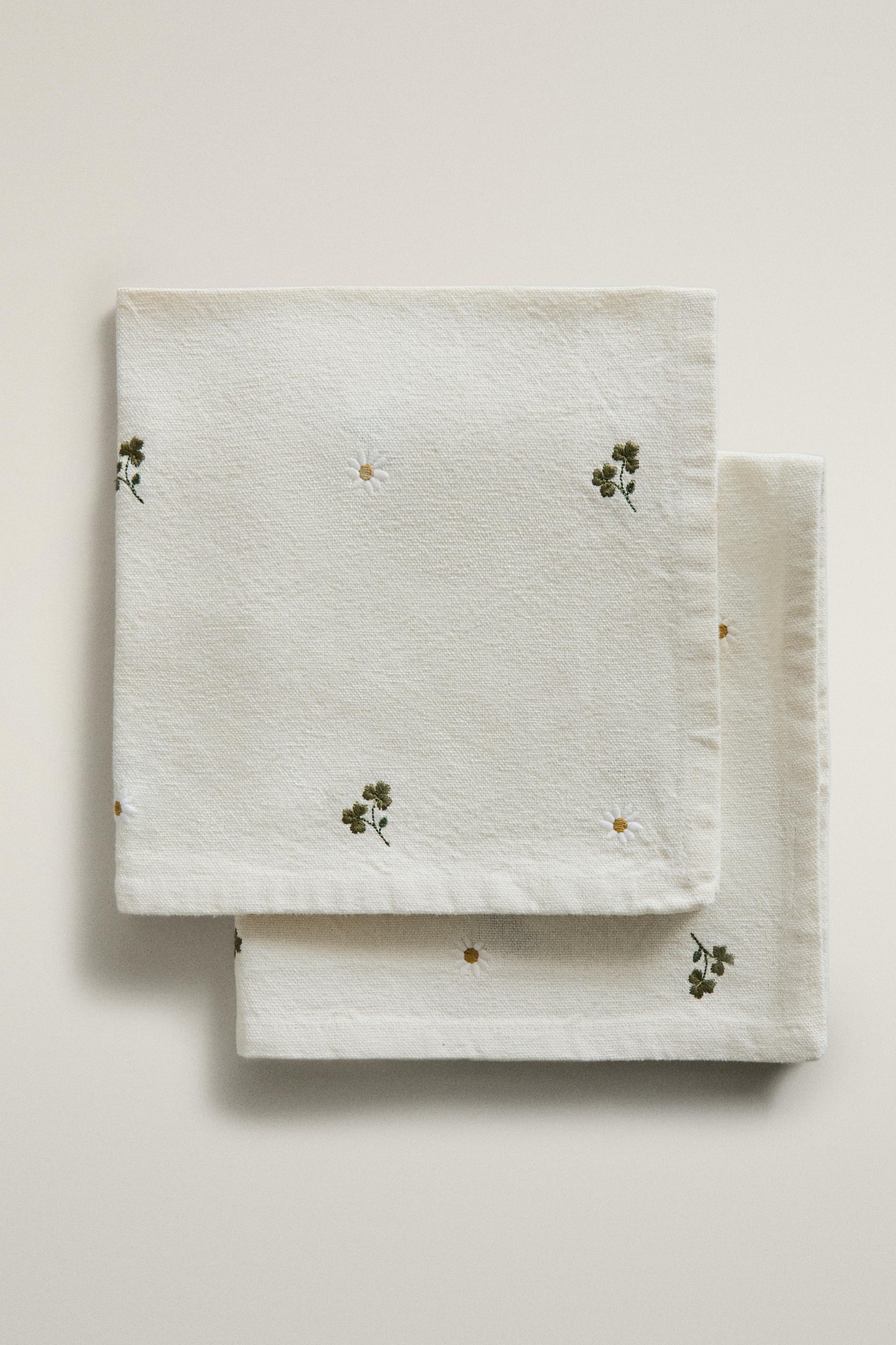 EMBROIDERED CLOVER AND DAISY NAPKINS (PACK OF 2)
