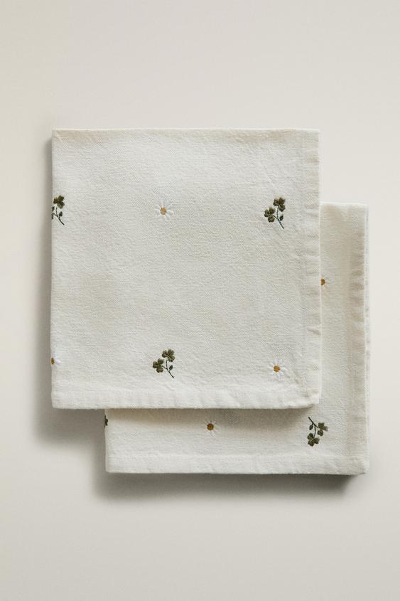 PACK OF EMBROIDERED CLOVER AND DAISY NAPKINS (PACK OF 2) - Ecru by Zara - Image 0