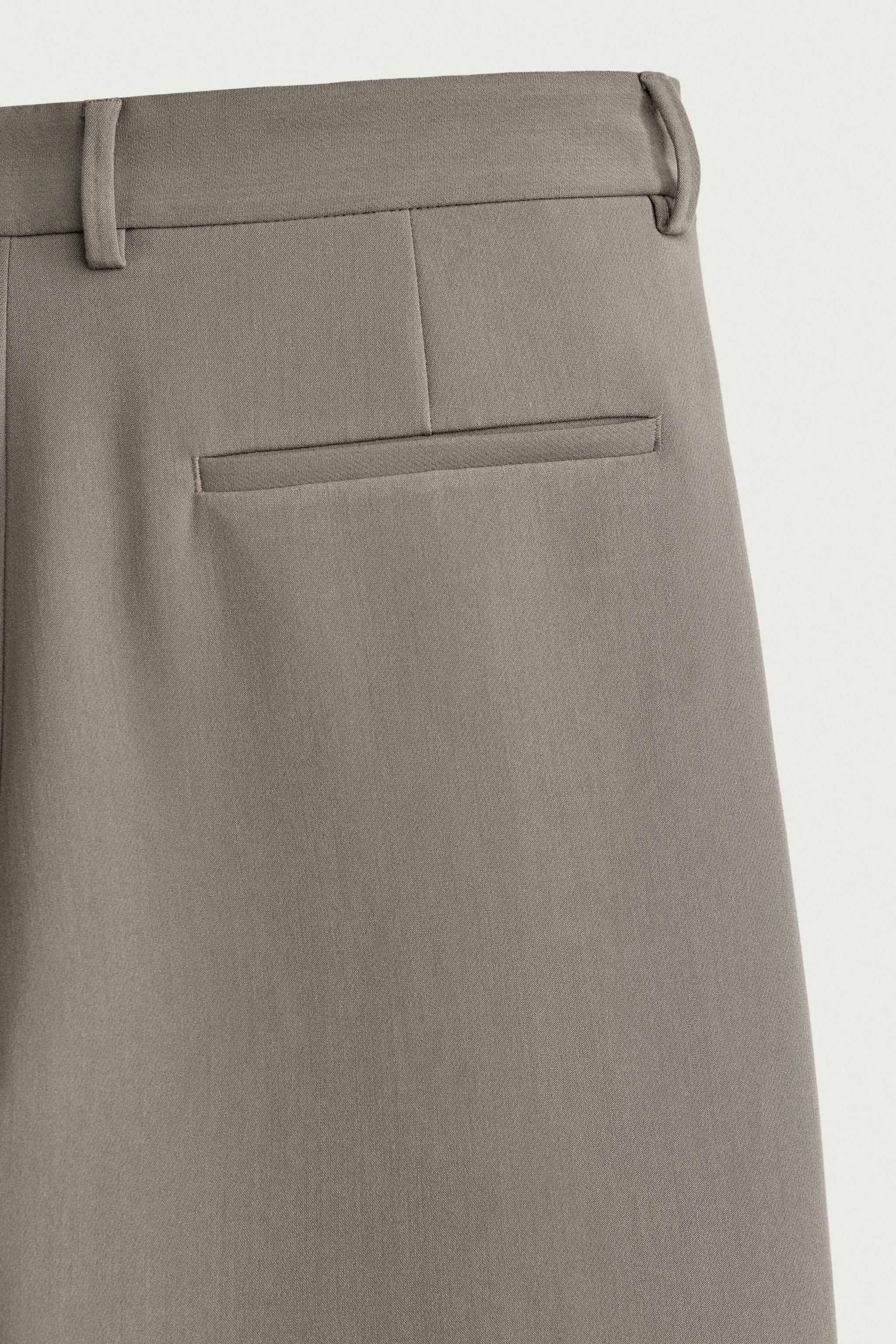 RELAXED FIT PLEATED PANTS