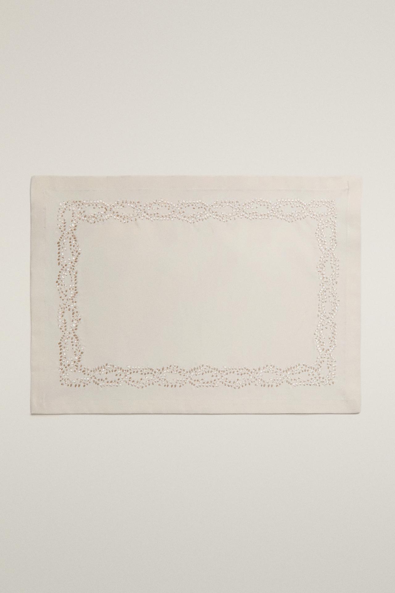 EMBROIDERED PLACEMAT — Yellow