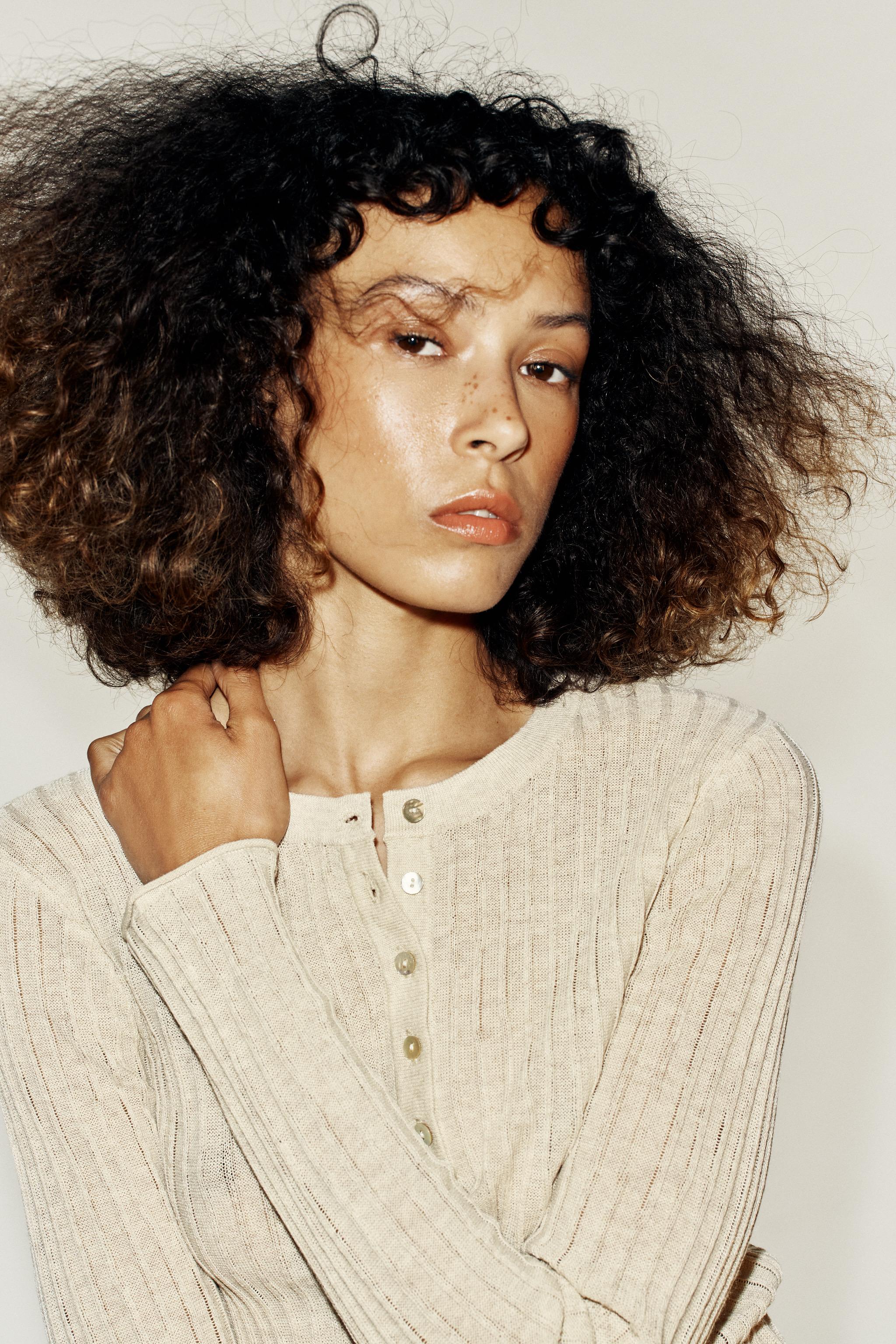 Женские футболки Zara BUTTONED HENLEY T-SHIRT — фото 3