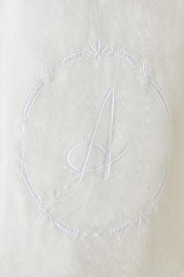 LOT DE 2 LANGES POUR BÉBÉ BRODÉES AVEC LETTRE - 852 de Zara - Image 3