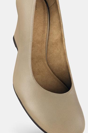 CHAUSSURES EN CUIR À TALONS COMPENSÉS - Gris taupe de Zara - Image 4